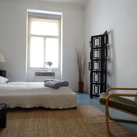 Garden Apartment On Art Nouveau Street In Central Прага Екстериор снимка