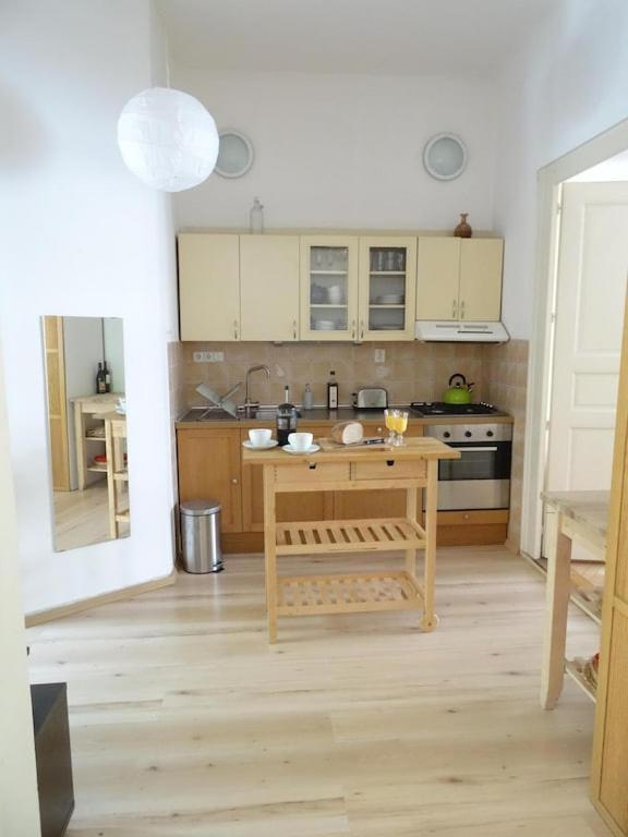 Garden Apartment On Art Nouveau Street In Central Прага Екстериор снимка