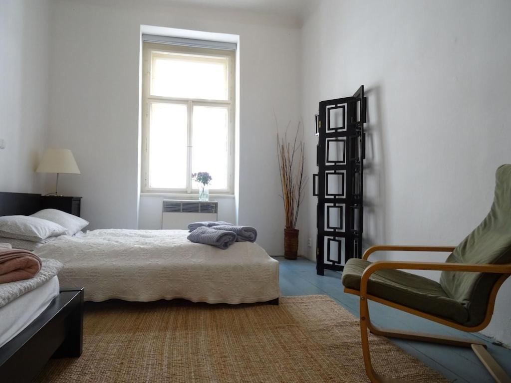 Garden Apartment On Art Nouveau Street In Central Прага Екстериор снимка