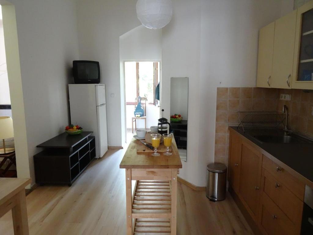 Garden Apartment On Art Nouveau Street In Central Прага Екстериор снимка