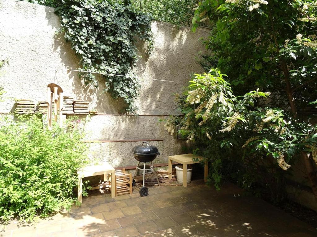 Garden Apartment On Art Nouveau Street In Central Прага Екстериор снимка