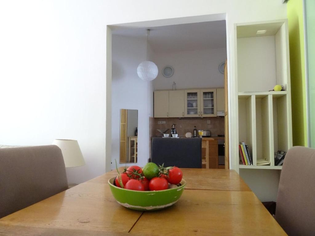 Garden Apartment On Art Nouveau Street In Central Прага Екстериор снимка